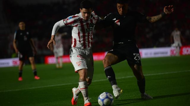 Apenas iniciado el partido, Alex Luna se salvó de que lo expulsaran. Después, a Instituto le anularon un gol.
