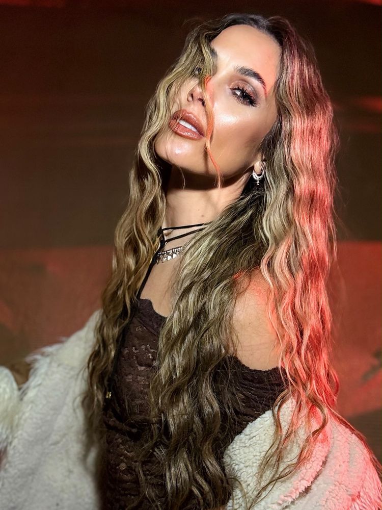 Encaje, abrigo de peluche, accesorios retro: Chechu Bonelli dio cátedra de estilo con un look "boho chic"