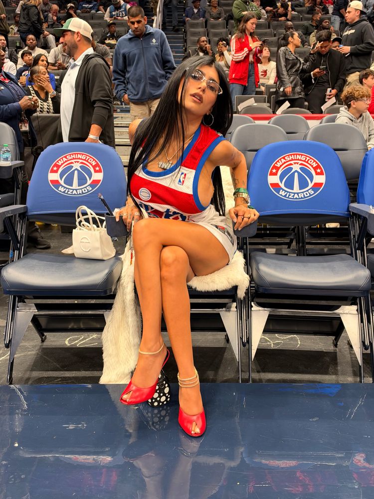 Mia Khalifa convirtió una camiseta retro en un vestido corto deportivo y se llevó todas las miradas