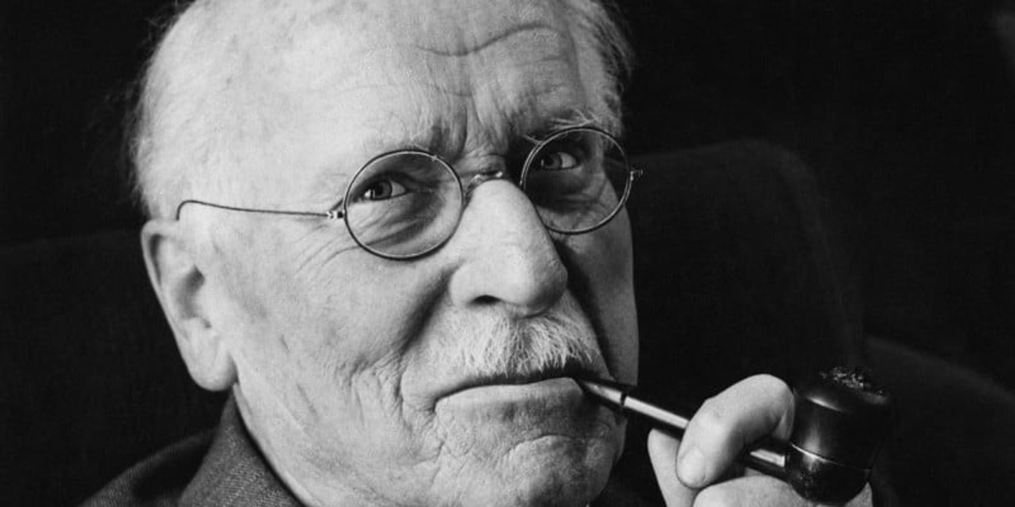 La profunda reflexión de Carl Jung, psiquiatra suizo, sobre la soledad y la falta de conexión con los demás: “No llega por no tener personas a tu alrededor, sino por no poder comunicar lo que te parece importante”