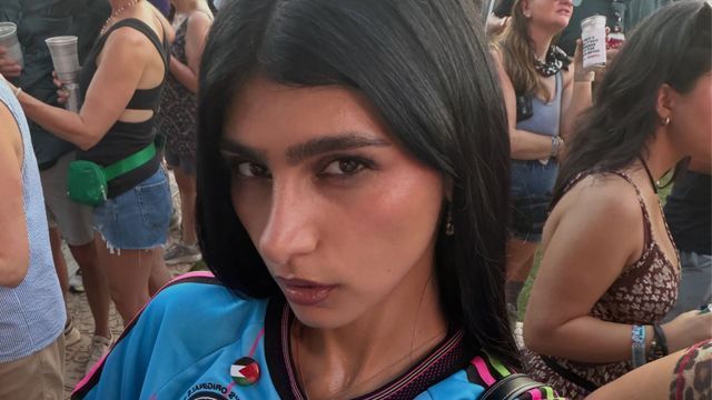 Mia Khalifa convirtió una camiseta retro en un vestido corto deportivo y se llevó todas las miradas