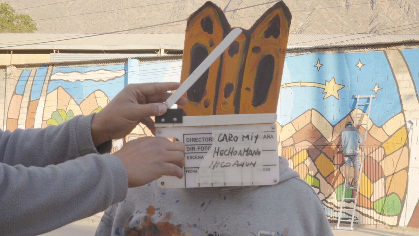 Dirigido por la realizadora jujeña Carolina Inés Miy, el documental “Hecho a mano” retrata la creación de un imponente mural en Maimará, la localidad turística situada a km 77 de San Salvador de Jujuy, reconocida por las Naciones Unidas como "Best Tourism Village 2025" por su valor cultural, paisajístico y comunitario.