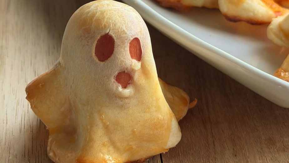 Cómo hacer "salchichas fantasmas": la receta ideal para sorprender a los más chicos en Halloween 2026