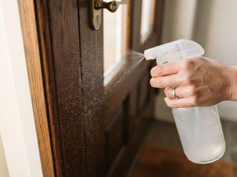 Rociar vinagre en la entrada de la casa: por qué cada vez más personas recurren a este sencillo truco casero, qué beneficios puede tener y cómo aplicarlo correctamente