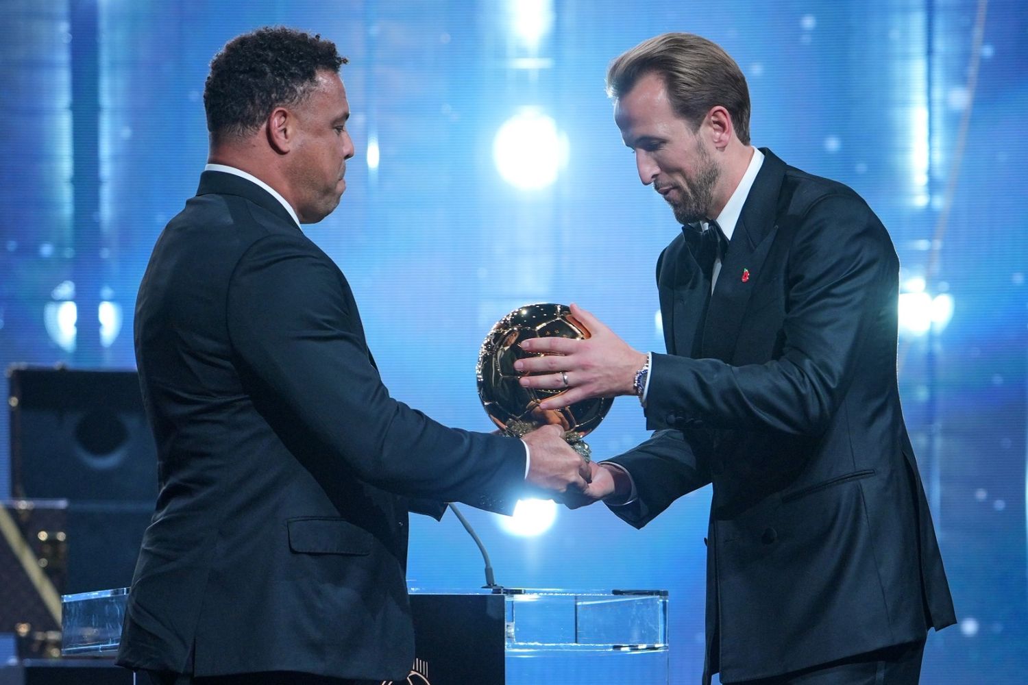 Harry Kane, goleador inglés, recibe de Ronaldo el Balón de Oro.