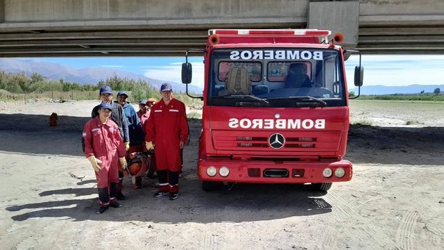 Cadetes de la escuela Halcón de Bomberos Voluntarios de Santa María durante la práctica de traslado de víctimas.