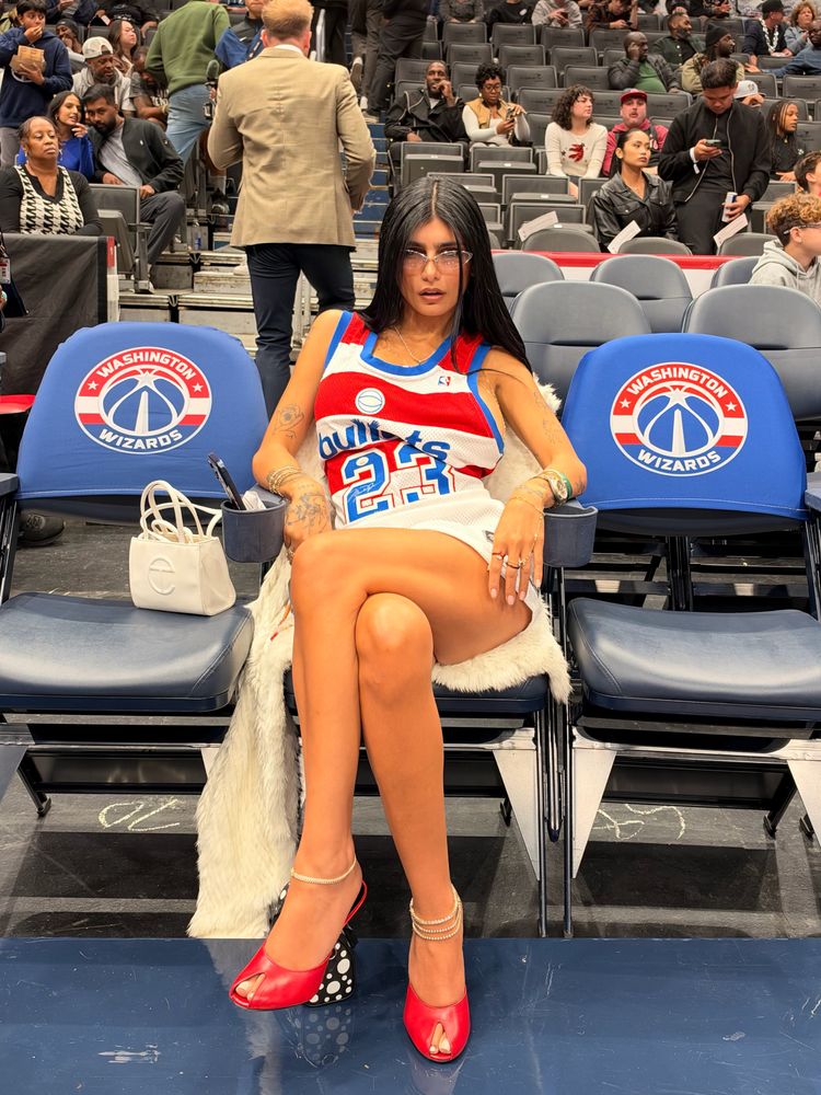 Mia Khalifa convirtió una camiseta retro en un vestido corto deportivo y se llevó todas las miradas