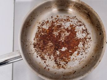 Los expertos en cocina revelan el truco para recuperar una sartén quemada sin necesidad de rascarla: “Solo necesitás vinagre y dos cucharadas de bicarbonato para eliminar los restos de comida pegados”