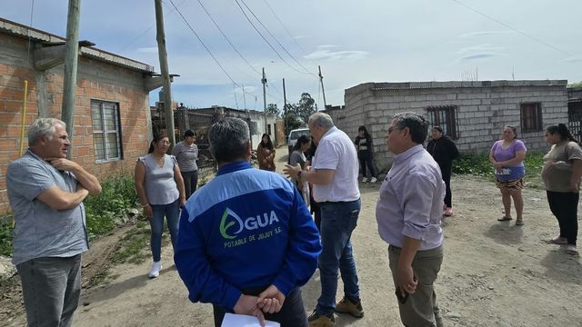 El presidente del directorio de Agua Potable de Jujuy S.E., Juan Carlos García, concurrió a un encuentro con vecinos del asentamiento “4 de Agosto” con el objetivo de “dar respuestas concretas a las familias” del sector en torno al acceso al agua potable, “un servicio esencial y vital”, afirmó.