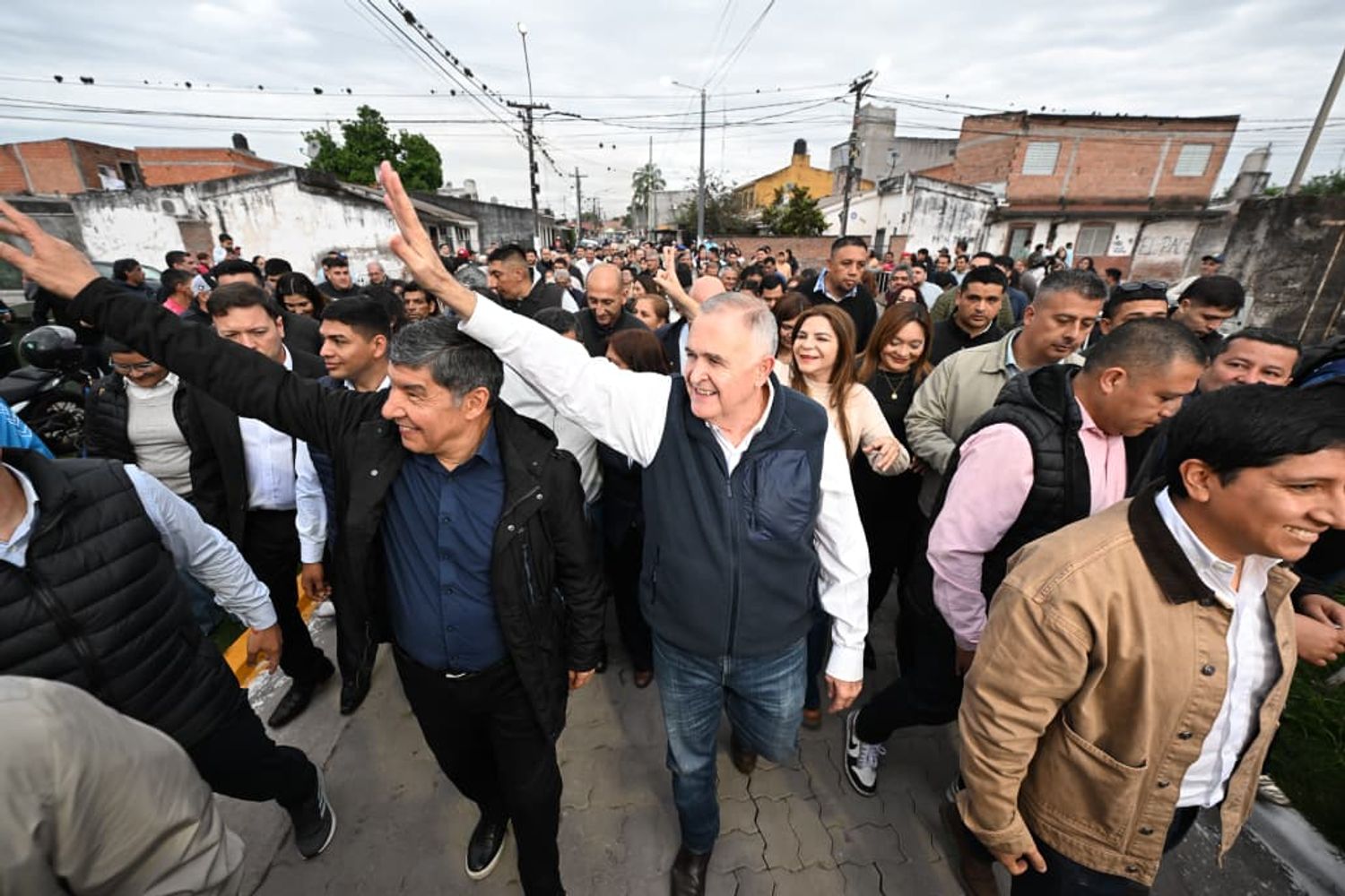 El gobernador Osvaldo Jaldo, durante la recorrida por las obras en el barrio El Palomar.
