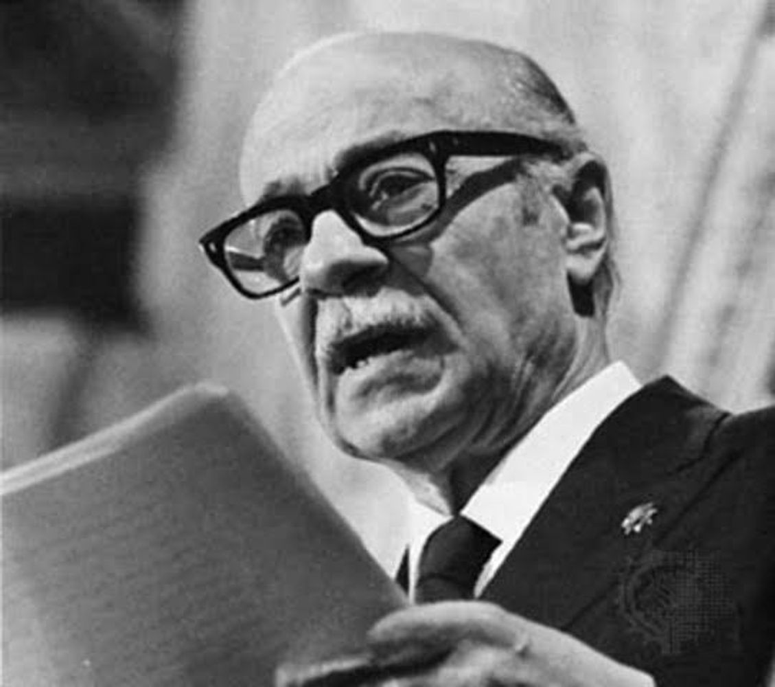 La conmovedora frase de Ernesto Sabato, escritor argentino: "Todas las editoriales me rechazaron 'El Túnel'. La primera edición me la pagó mi abogado. Y los mismos que me rechazaron después se disputaban mi libro con uñas y dientes"