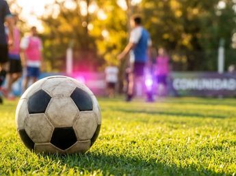 “La salud se juega en equipo”: la jornada con fútbol en Córdoba para concientizar cáncer de mama y Alzheimer