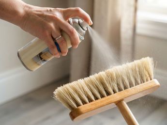 Rociar la escoba con lustramuebles antes de barrer: para qué sirve este curioso truco de limpieza, qué beneficios puede tener y por qué los especialistas recomiendan tomar precauciones al usarlo en determinados pisos