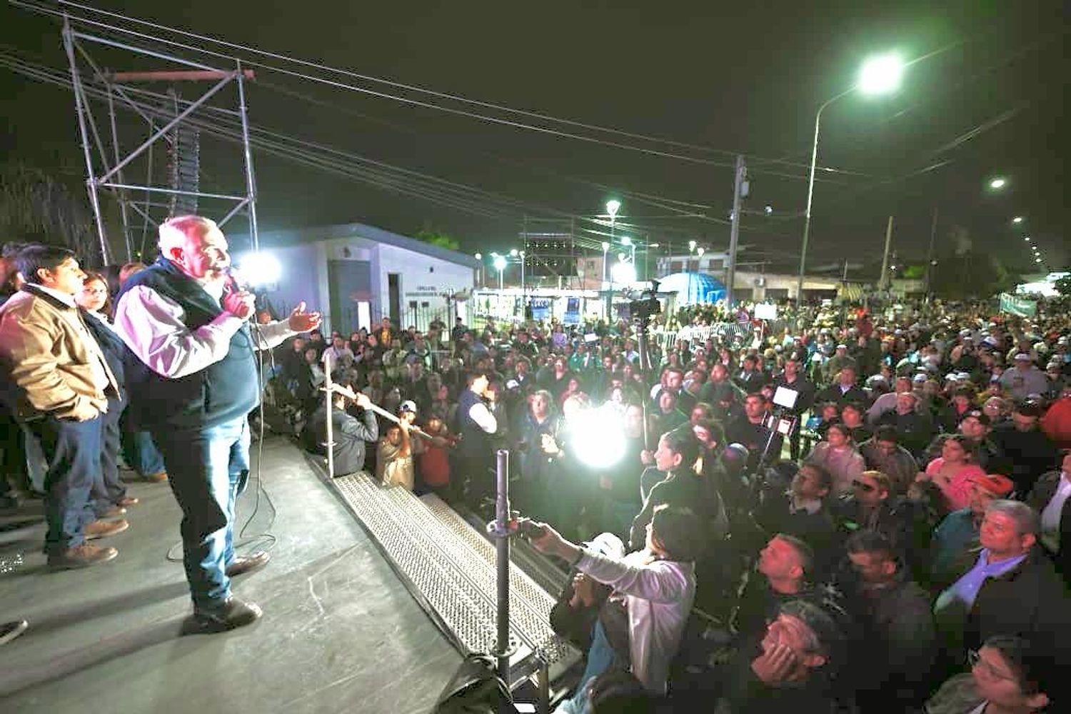 El acto inaugural reunió a autoridades locales y provinciales junto a una multitud de vecinos y vecinas.