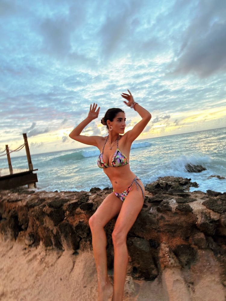 Gabriela Sari lució su impactante figura a los 46 años en microbikini con estampado tropical desde las playas del Caribe.
