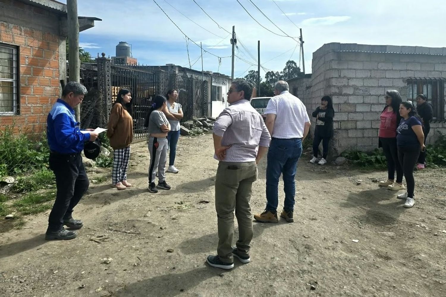 Autoridades de la empresa estatal Agua Potable de Jujuy recorrieron el sector del asentamiento “4 de Agosto” para dialogar con los vecinos y evaluar alternativas técnicas que garanticen el acceso al agua potable de manera regular.