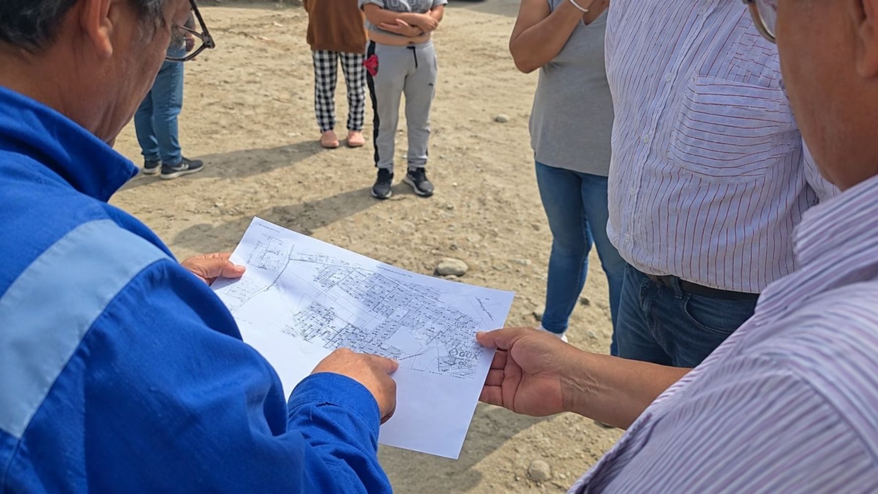 Planos en mano, los funcionarios analizaron in situ las posibilidades de resolver el acceso al agua potable para el asentamiento “4 de Agosto”, situado en terrenos que eran propiedad del Aero Club Jujuy.