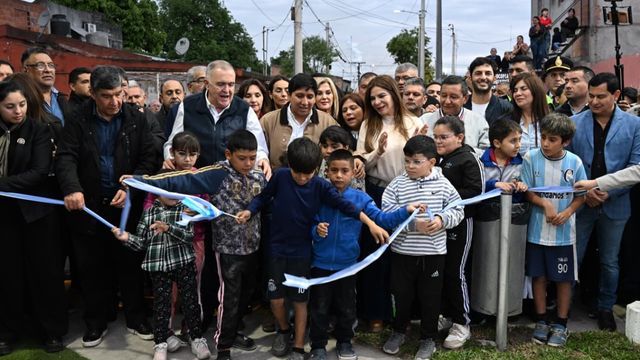 Los trabajos abarcan unos 11.000 metros cuadrados e incluyen cordones cuneta, badenes, bocacalles y reparaciones en redes de agua y cloacas.