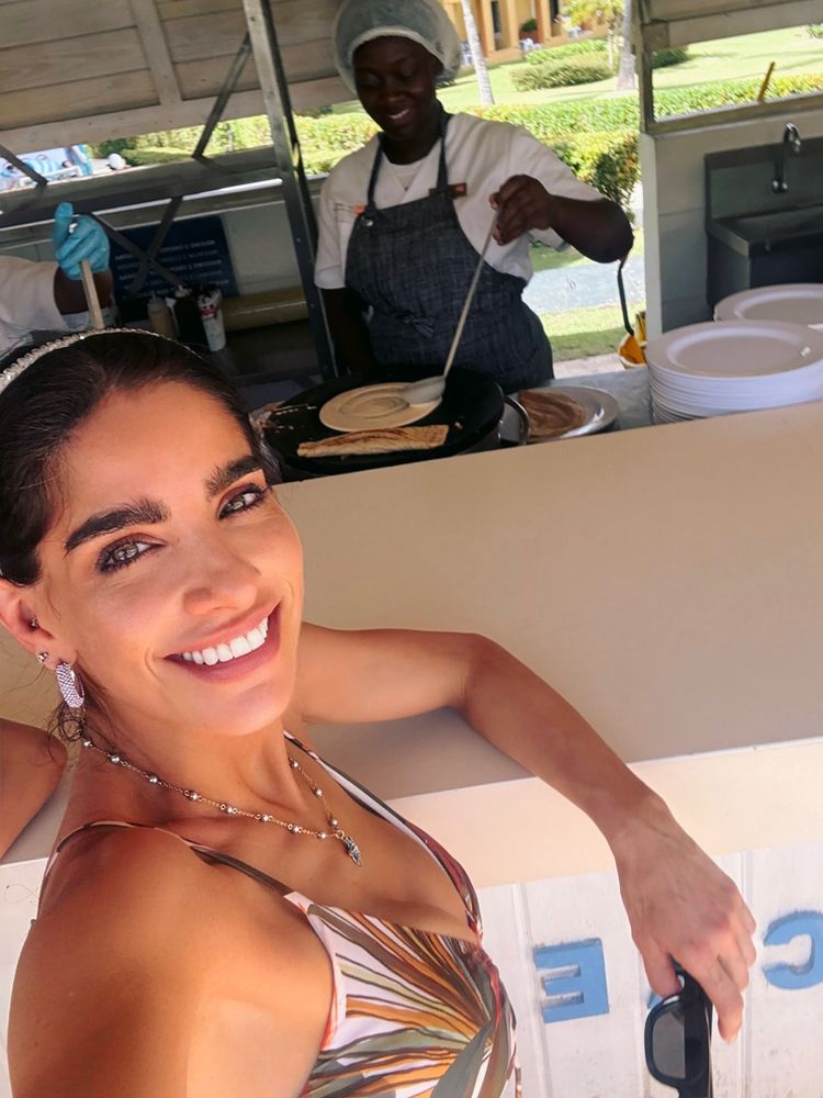De vacaciones en el Caribe, Gabriela Sari posó en microbikini con estampado tropical y mostró su impecable figura a los 46 años.
