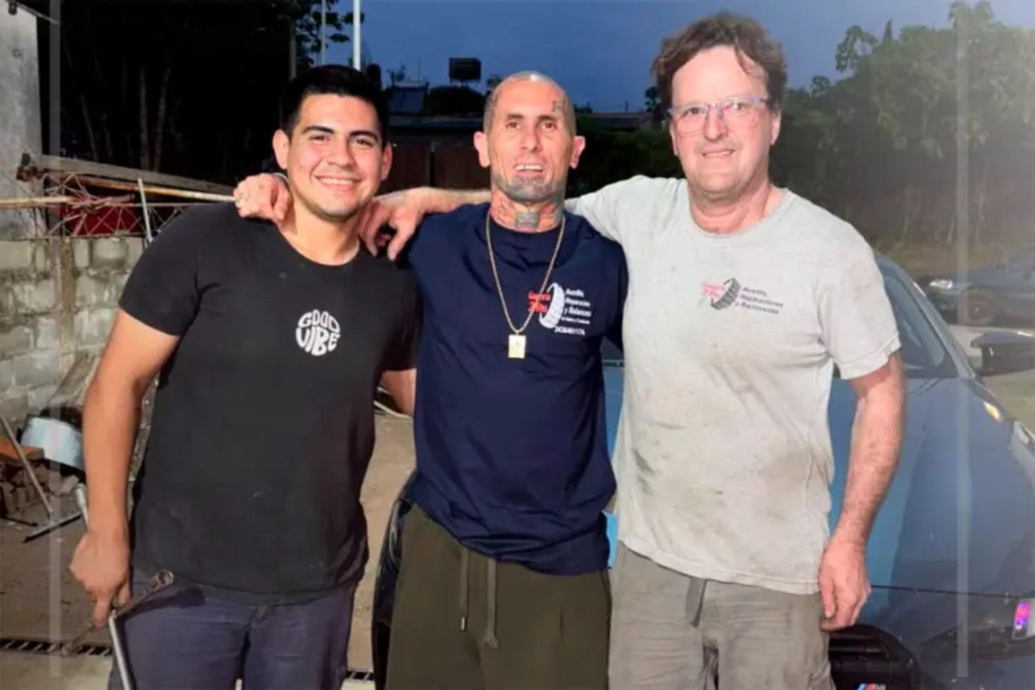 Emanuel Noir quedó varado en Victoria y sorprendió a los trabajadores de una gomería con su sencillez.
