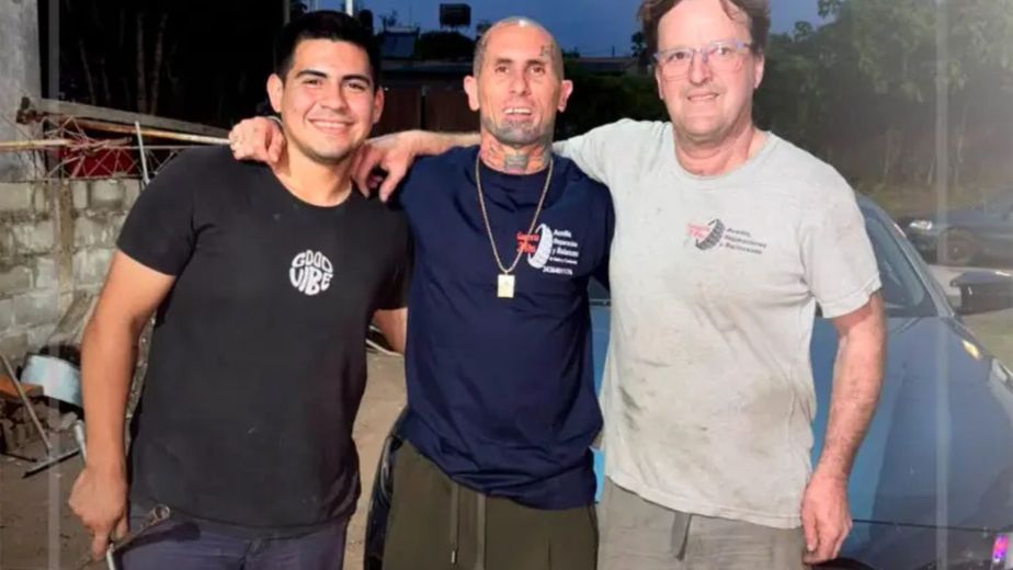 Emanuel Noir quedó varado en Victoria y sorprendió a los trabajadores de una gomería con su sencillez