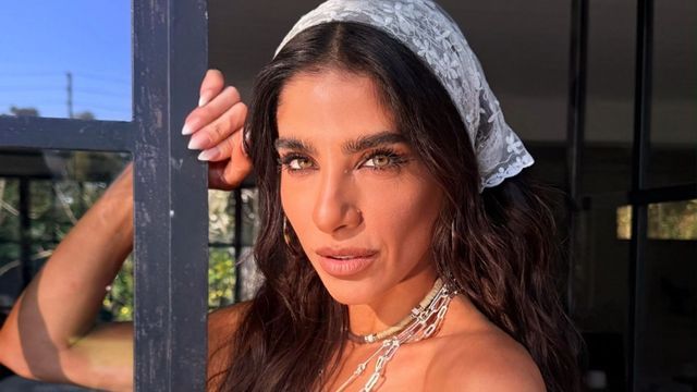 Con una microbikini de estampa tropical, Gabriela Sari presumió su figura a los 46 años durante su estadía en el Caribe.