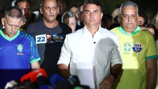 Sin permiso para salir de Brasil, Flávio Bolsonaro estaría en Misiones y partiría hacia Ecuador.