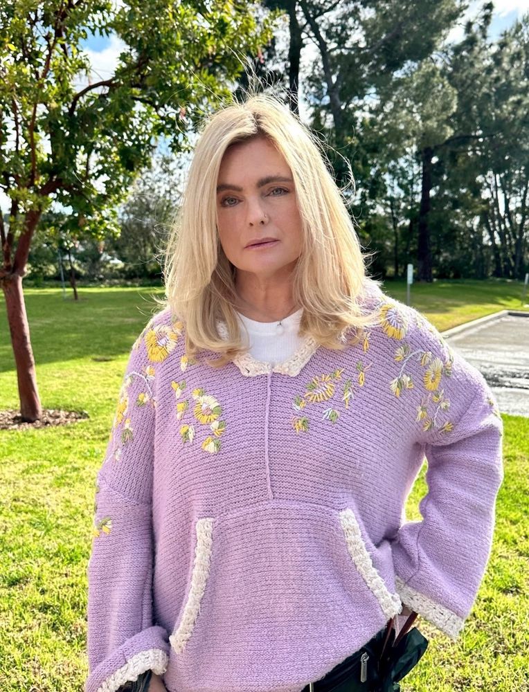 - Según informó TMZ, Erika Eleniak habría recaudado cerca de 300.000 dólares en sus primeros tres meses en la plataforma.