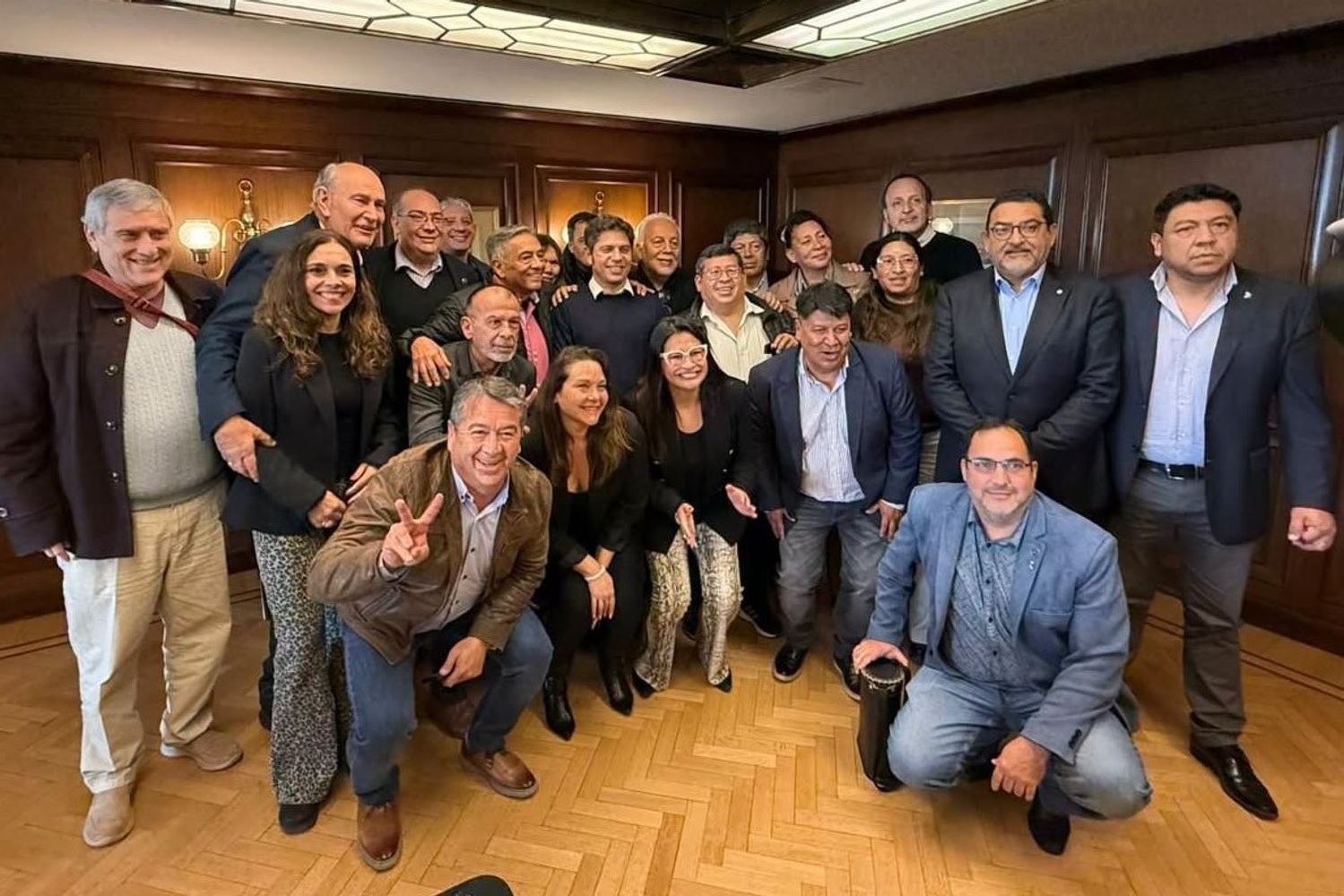 El pasado 26 de agosto un grupo de dirigentes peronistas de Jujuy encabezados por presidente del bloque de diputados justicialistas, Rubén Armando Rivarola, se entrevistó en La Plata con el gobernador Axel Kicillof, que este viernes retribuye la visita.