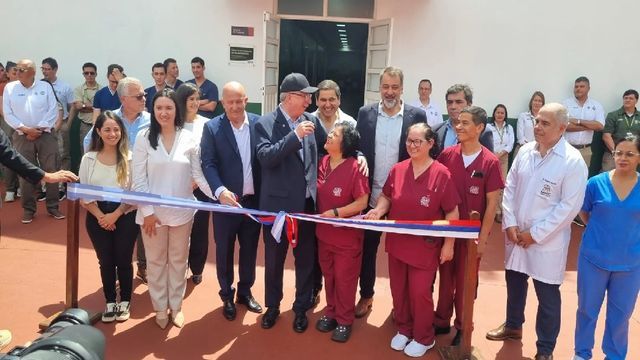 Passalacqua inauguró la nueva Pediatría del SAMIC de Iguazú y entregó seis ambulancias.