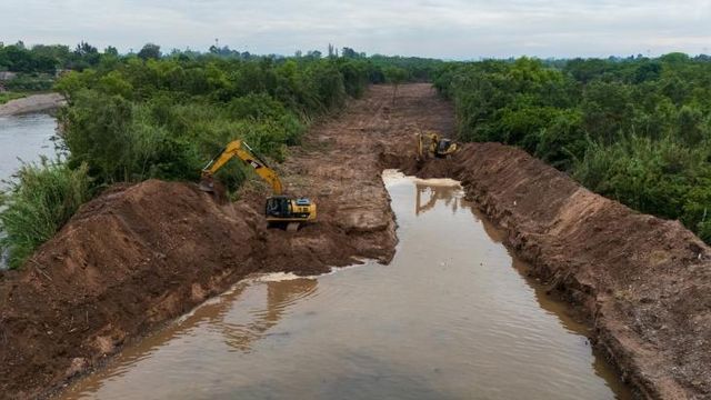 La Dirección Provincial del Agua recupera el cauce, levanta defensas y abre un canal de alivio de 24 metros para resguardar a los barrios de la zona frente a El Niño.