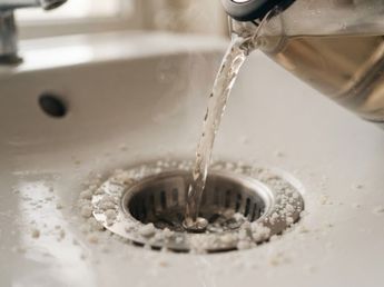 El sencillo truco que recomiendan los plomeros para destapar las cañerías de la cocina y el baño: cómo utilizar un vaso de sal y agua caliente para eliminar pequeñas obstrucciones sin recurrir a productos químicos agresivos