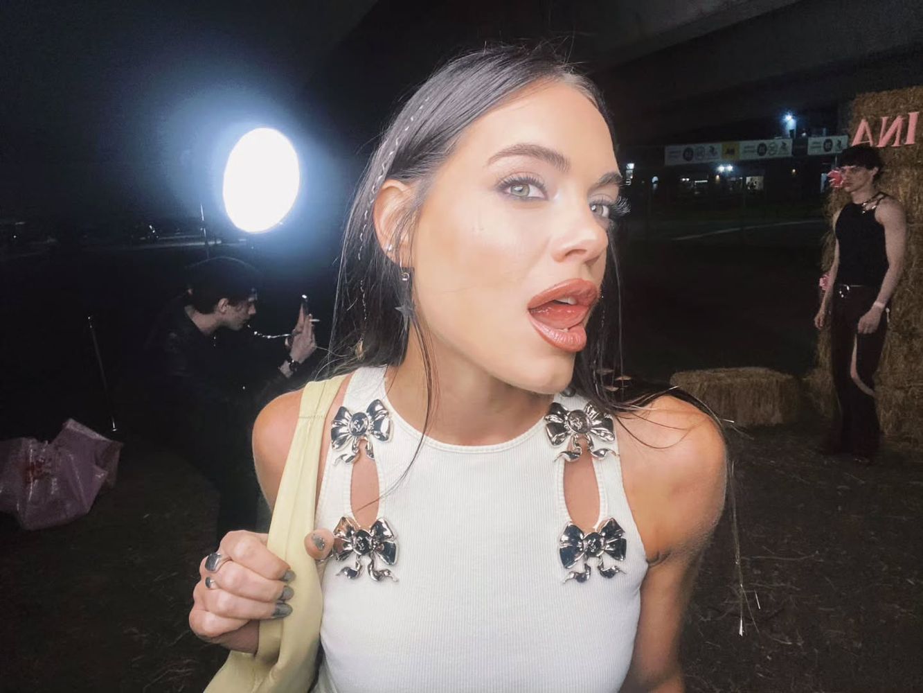 Emilia Attias impuso estilo con un jugado look total white que combinó minifalda, detalles metálicos y sandalias transparentes.
