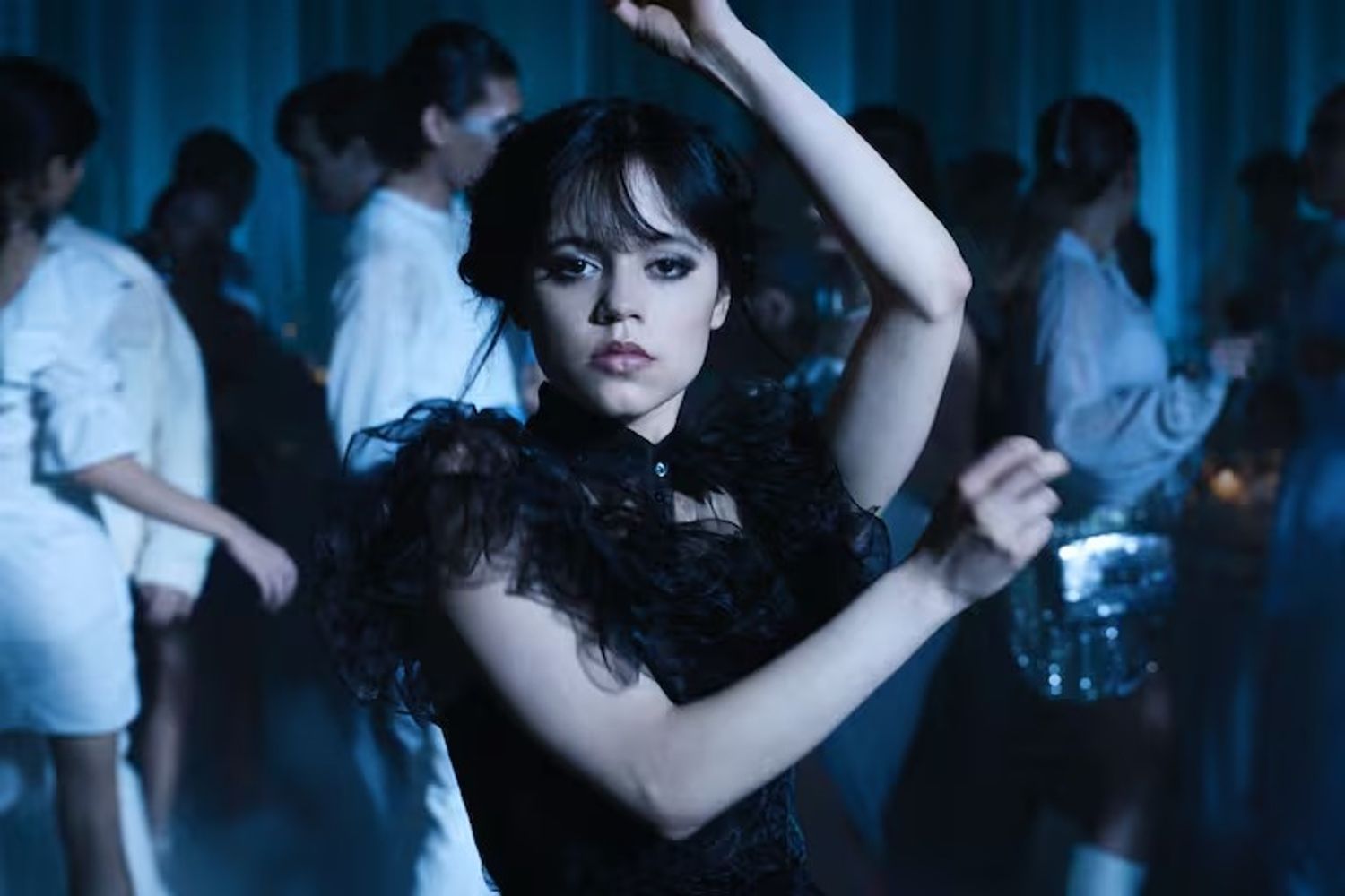 Jenna Ortega protagoniza esta serie de Netflix que combina misterio, humor negro y elementos sobrenaturales.