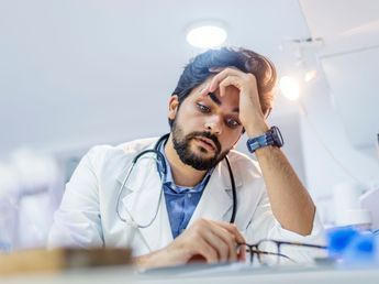 El agotamiento laboral que afecta a médicos y enfermeros: los especialistas explican por qué dormir mejor y tener un equipo de trabajo unido puede ser clave para reducir el estrés y prevenir el síndrome de burnout