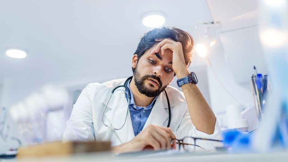 El agotamiento laboral que afecta a médicos y enfermeros: los especialistas explican por qué dormir mejor y tener un equipo de trabajo unido puede ser clave para reducir el estrés y prevenir el síndrome de burnout