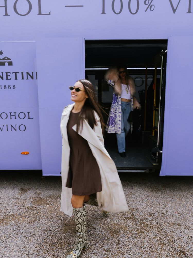 Con un look vintage de vestido corto, botas estampadas y trench, Pampita se lució y definió la tendencia de la temporada.
