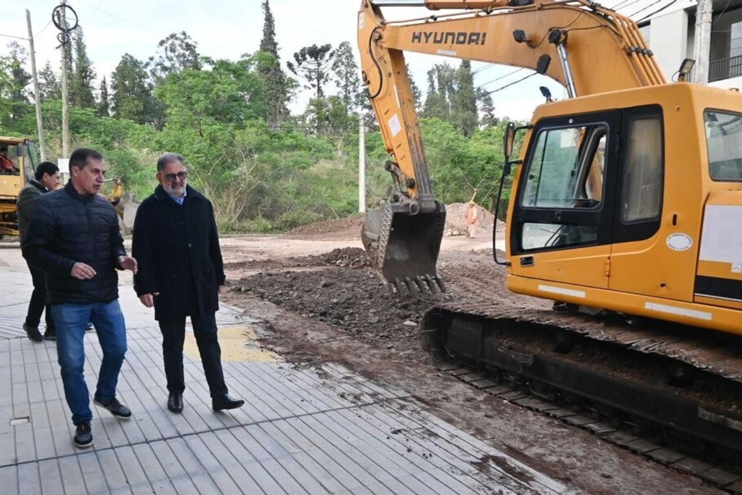 El intendente Raúl Jorge y el secretario de Obras Públicas, Aldo Montiel, supervisaron el inicio de los trabajos de pavimentación en la calle Comandante Pedro Pérez e inmediaciones, obra que busca mejorar la conectividad urbana, ordenar la circulación vehicular y descomprimir el tránsito sobre la avenida Carrillo.