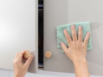 Los expertos en limpieza lo confirman: para quitar la grasa de los muebles no necesitas lavandina, sino un desengrasante