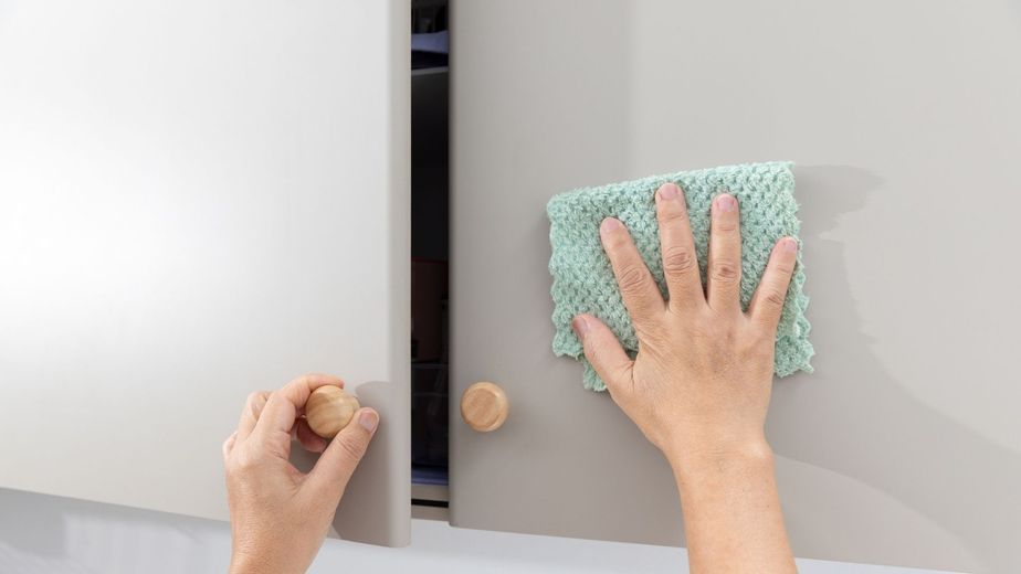Los expertos en limpieza lo confirman: para quitar la grasa de los muebles no necesitas lavandina, sino un desengrasante