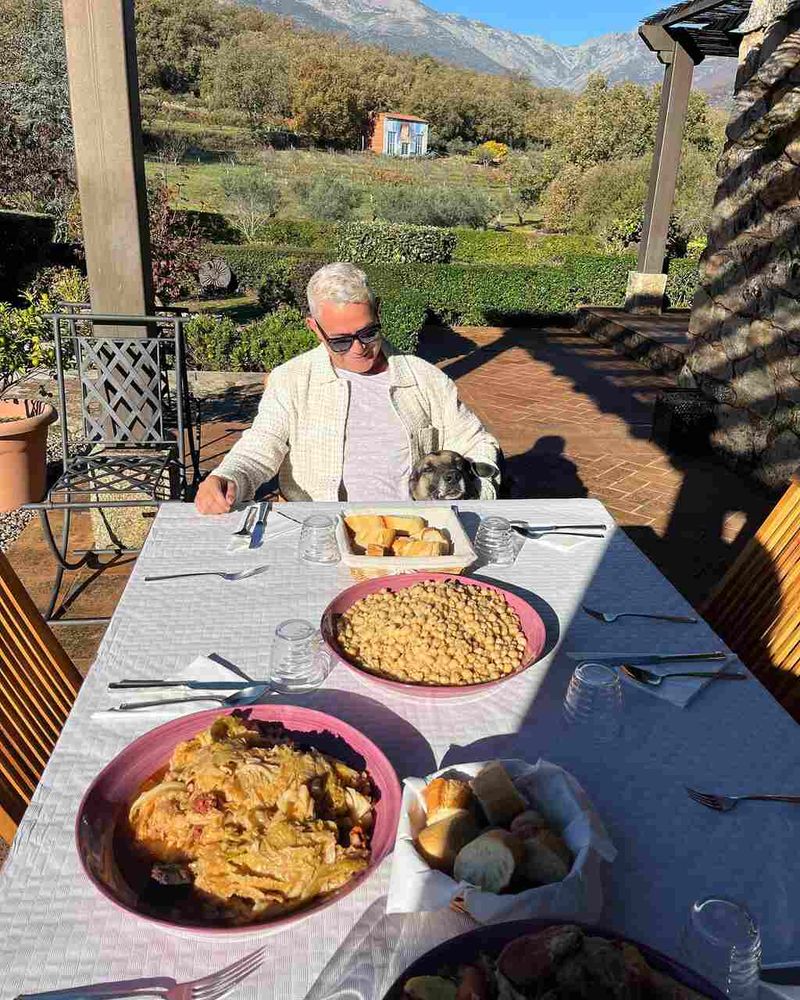 Así es la impresionante finca de Alejandro Sanz en España: tiene 32 hectáreas, 7 suites y está ubicada en un entorno natural privilegiado de Extremadura que busca preservar el paisaje de La Vera