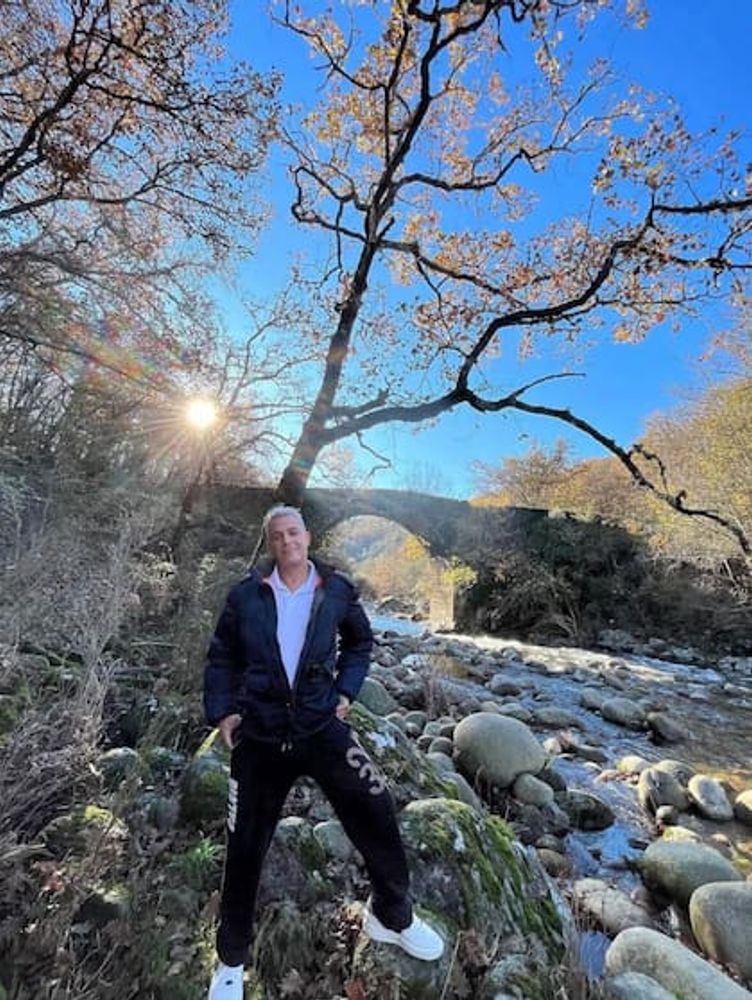 Así es la impresionante finca de Alejandro Sanz en España: tiene 32 hectáreas, 7 suites y está ubicada en un entorno natural privilegiado de Extremadura que busca preservar el paisaje de La Vera