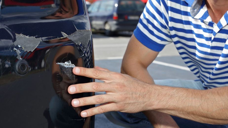 Los expertos en automovilismo coinciden: "La clave para estacionar sin rayar el coche está en estas tres referencias visuales"