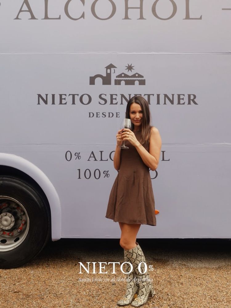 Pampita combinó un vestido corto con trench y botas estampadas, marcando la tendencia de la temporada con un look retro.