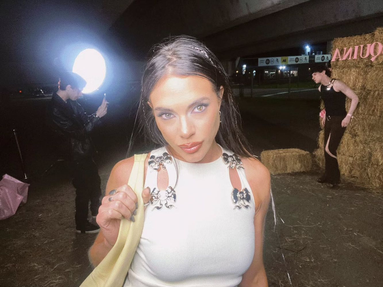Emilia Attias cautivó con un look total white de minifalda, sandalias transparentes y apliques metálicos.