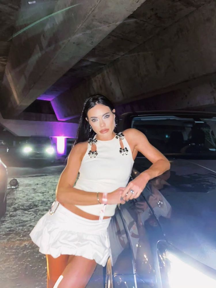 Con minifalda, apliques de metal y sandalias transparentes, Emilia Attias deslumbró con una audaz apuesta total white.