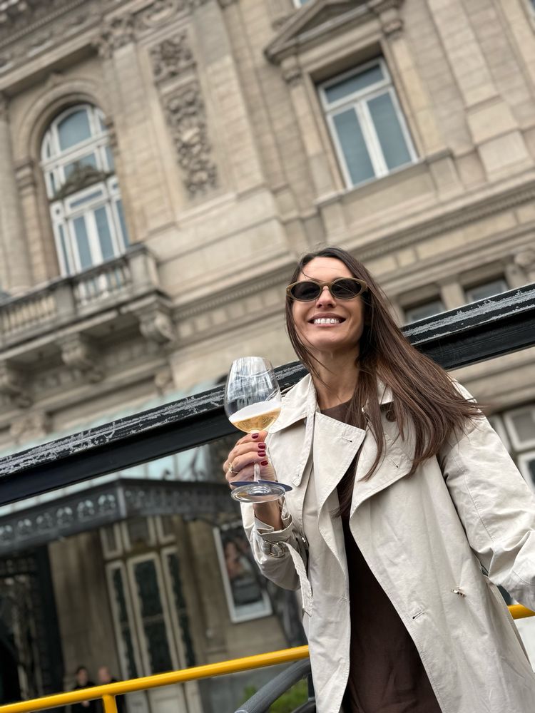 De vestido corto, trench y botas estampadas: Pampita deslumbró con un look vintage y fijó la tendencia de la temporada.
