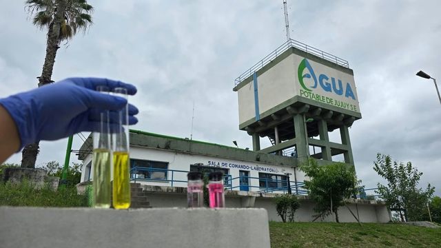 Controles técnicos realizados por el Departamento de Calidad y el Laboratorio Central de Agua Potable de Jujuy S.E. ratificaron la calidad y seguridad del agua distribuida por la red domiciliaria en la ciudad dde Perico.