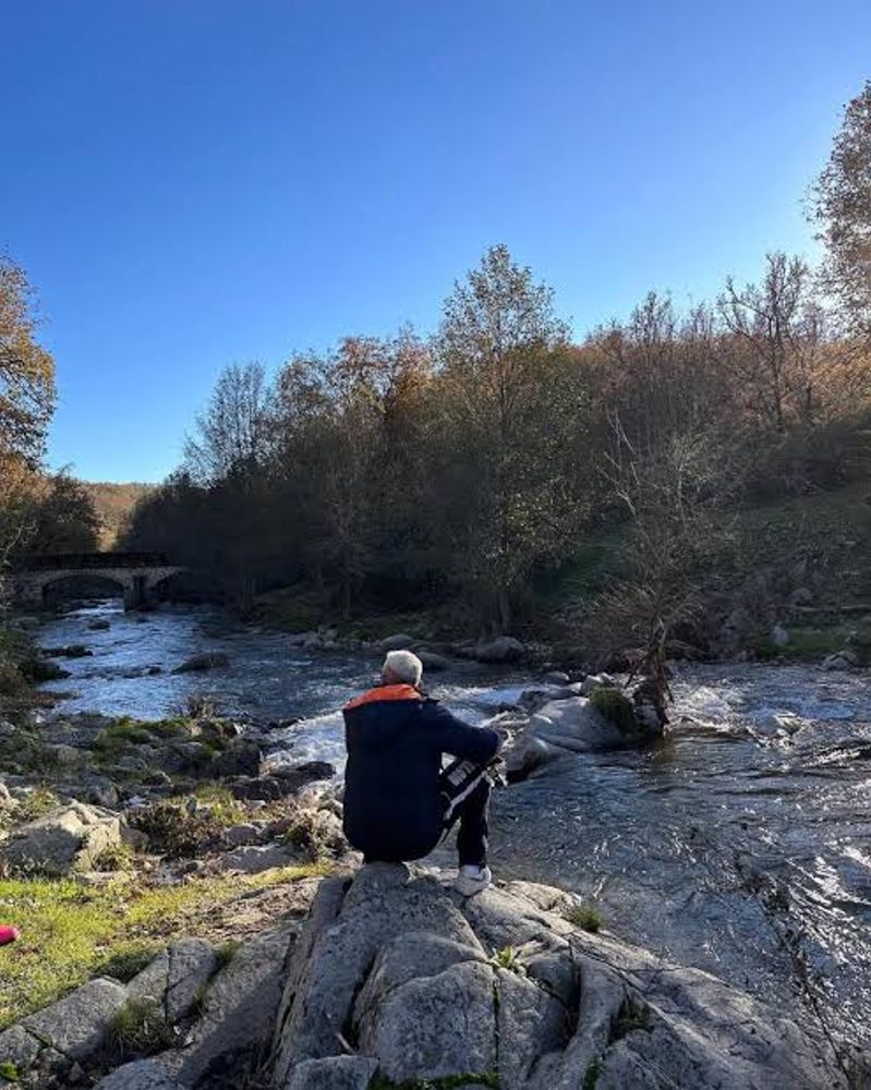 Así es la impresionante finca de Alejandro Sanz en España: tiene 32 hectáreas, 7 suites y está ubicada en un entorno natural privilegiado de Extremadura que busca preservar el paisaje de La Vera