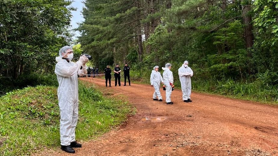 Horror en Los Helechos: hallaron a una pareja asesinada dentro de un auto y rescataron a su hijo de 2 años
